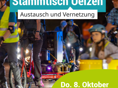 Auf dem Plakat kündigt ein blaues Textfeld oben den „Mobilitäts-Stammtisch Uelzen – Austausch und Vernetzung“ vor einem nächtlichen Hintergrundbild mit Radfahrenden und Skatenden an. Im hellgrünen Feld unten rechts stehen Ort und Zeit der Veranstaltung (Do. 8. Oktober um 18 Uhr im Bürgerlichen Brauhaus Uelzen), während unten links die Logos vom VCD und ADFC Uelzen zu sehen sind.