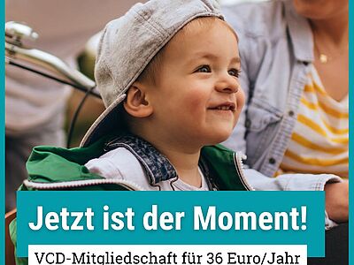 Im Hintergrund ist ein lachendes Kleinkind mit Schildmütze zusammen mit seinen Eltern zu sehen, während oben links das VCD-Logo platziert ist. Im unteren Bereich wirbt ein blau-grünes Textfeld mit dem Slogan „Jetzt ist der Moment!“ für eine VCD-Mitgliedschaft für 36 Euro pro Jahr.