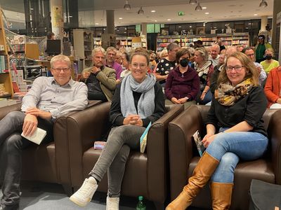Stadtbaurat Heinz-Georg Leuer, Katja Diehl und Claudia Fricke freuen sich auf den Beginn der Lesung