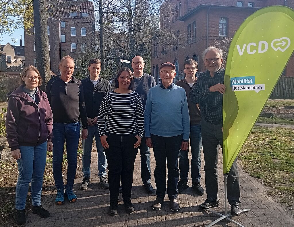 Unsere 8 Vorstandsmitglieder stehen neben unserer VCD-Beachflag