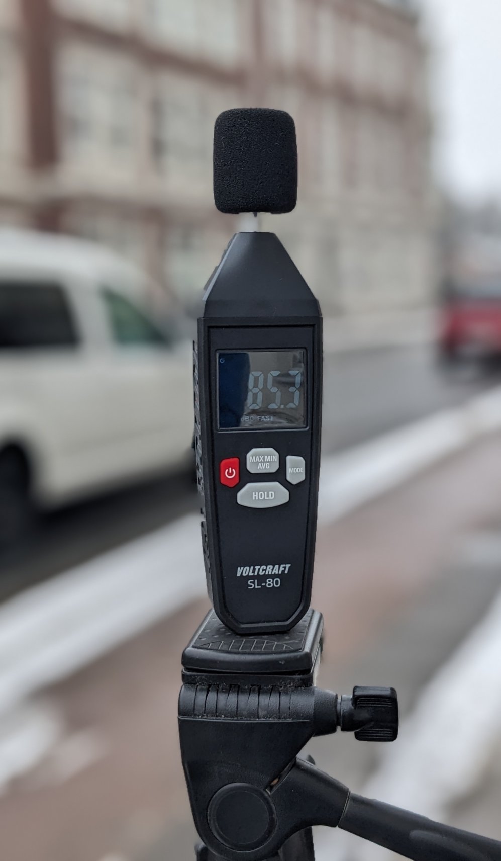 Foto des Lärmmessgerätes auf einem Stativ am Straßenrand