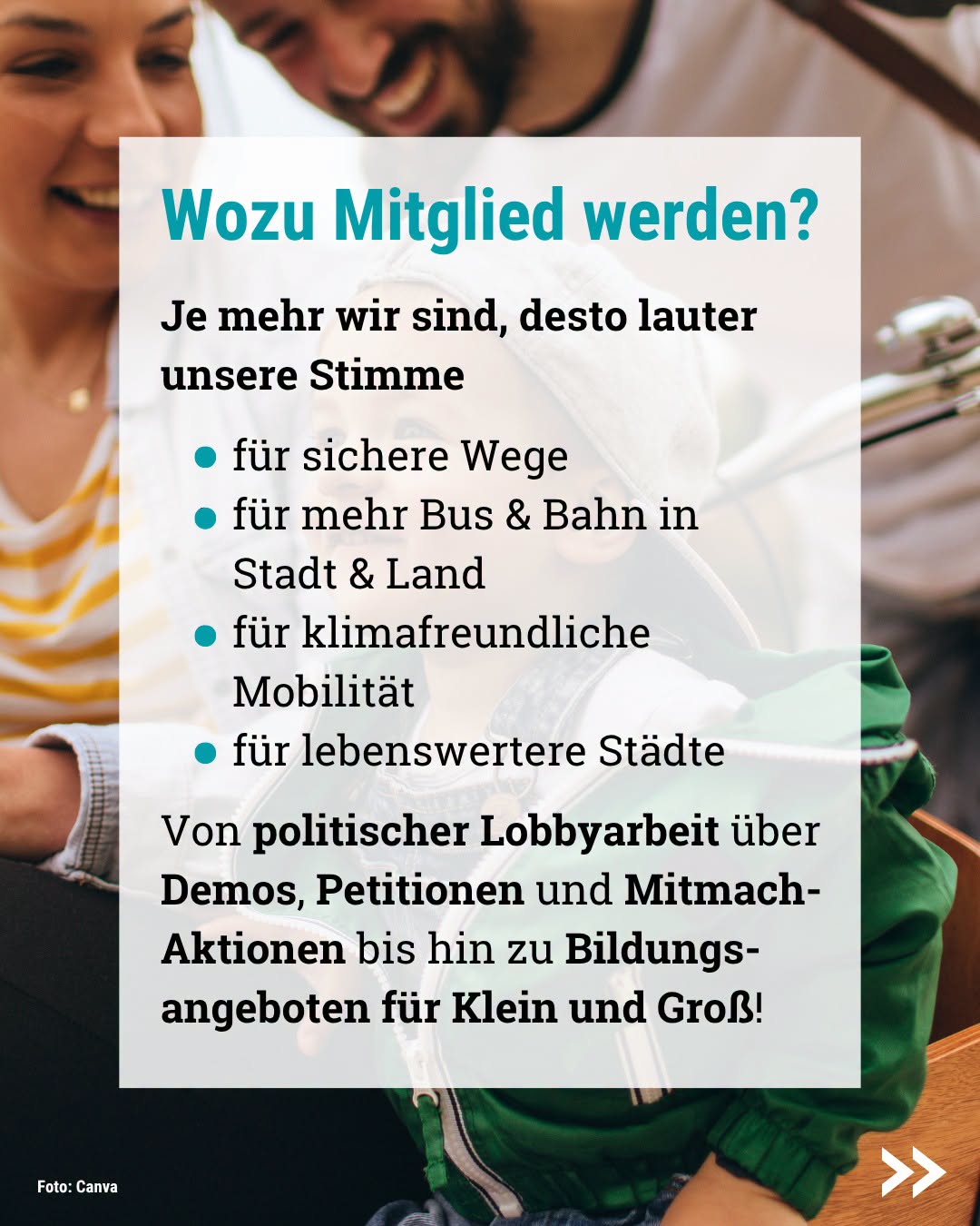 Auf einem zentralen weißen Textfeld vor dem Familienmotiv wird unter der Überschrift „Wozu Mitglied werden?“ der Einsatz für sichere Wege, Bus & Bahn, klimafreundliche Mobilität sowie Lobbyarbeit und Mitmach-Aktionen hervorgehoben. Unten rechts weisen zwei weiße Pfeile auf das nächste Bild hin