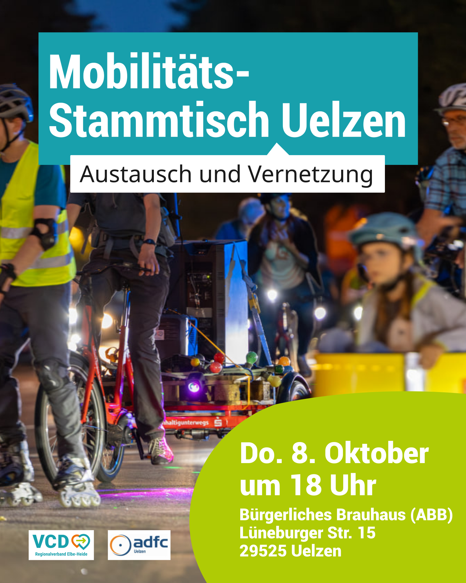 Auf dem Plakat kündigt ein blaues Textfeld oben den „Mobilitäts-Stammtisch Uelzen – Austausch und Vernetzung“ vor einem nächtlichen Hintergrundbild mit Radfahrenden und Skatenden an. Im hellgrünen Feld unten rechts stehen Ort und Zeit der Veranstaltung (Do. 8. Oktober um 18 Uhr im Bürgerlichen Brauhaus Uelzen), während unten links die Logos vom VCD und ADFC Uelzen zu sehen sind.