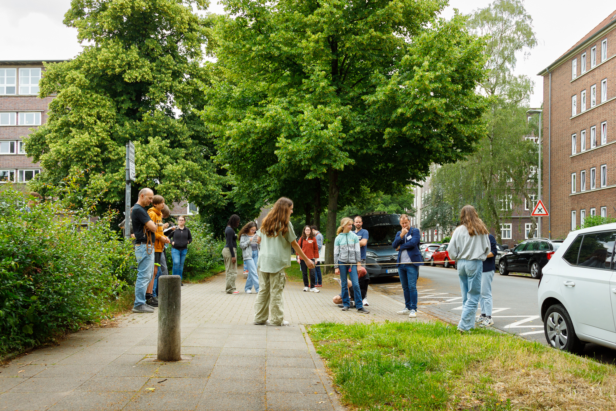 Erwachsene und Mittelstufenschüler*innen machen den Vor-Ort-Check 
